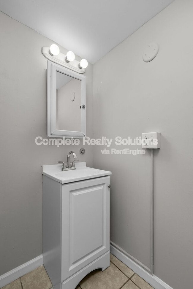 Building Photo - 3021 Iowa Ave