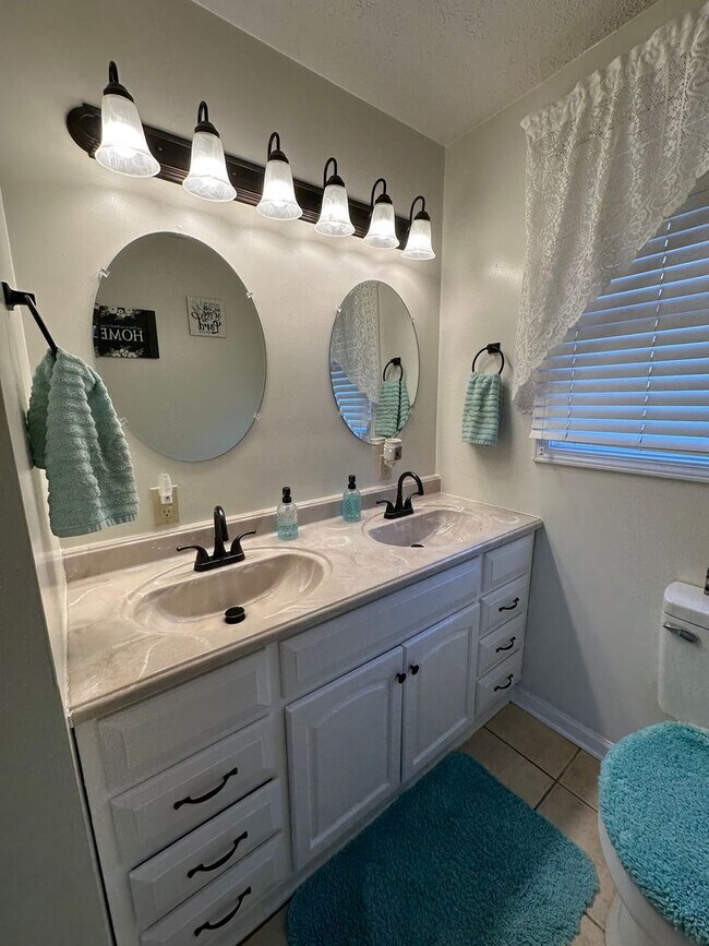 Building Photo - 4 Bed/2 Bath Brick Home - Church Hill TN