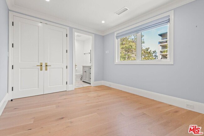 Building Photo - 1153 S Clark Dr