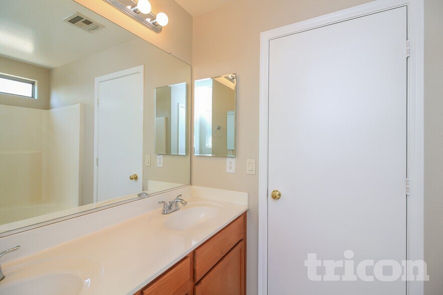 Building Photo - 45310 W Norris Rd