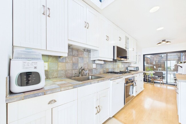 Building Photo - Rarely available Redwood Heights townhome with sweeping views of Oakland and San Francisco.