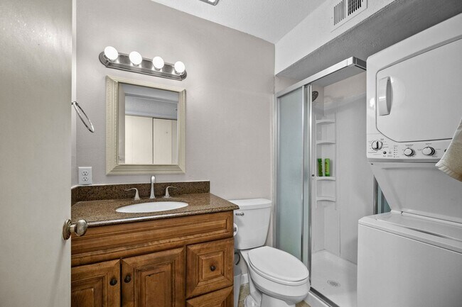 Building Photo - 2bed 2 bath contemporary condo overlooking the Waveland Golf Course