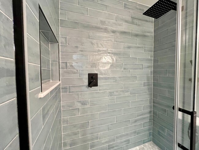 Building Photo - Completely Remodeled! Close to  Historic D...