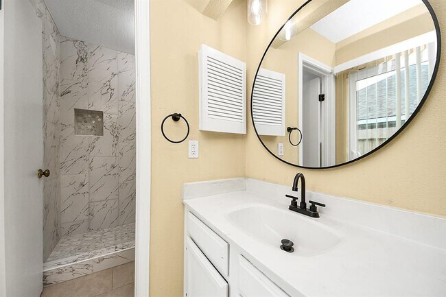 Building Photo - 2614 Village Cir Dr