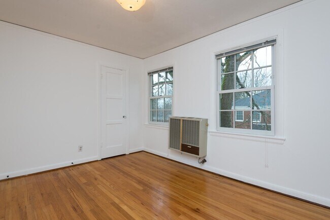 Building Photo - Vintage 2 Bedroom Townhouse