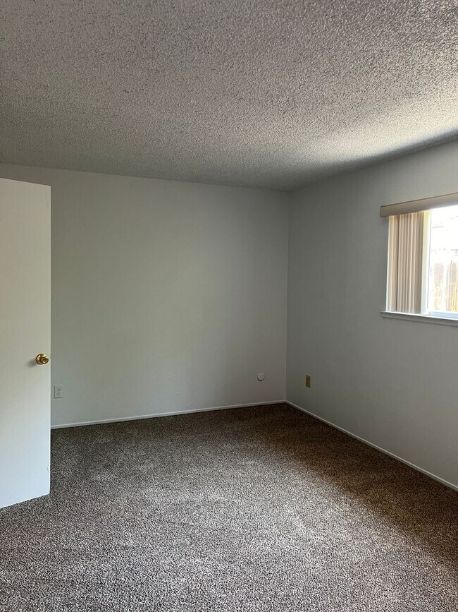 Building Photo - Available NOW! Cute Duplex in North Highla...