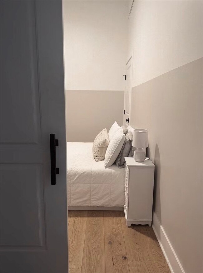 Building Photo - 30 W Broad St