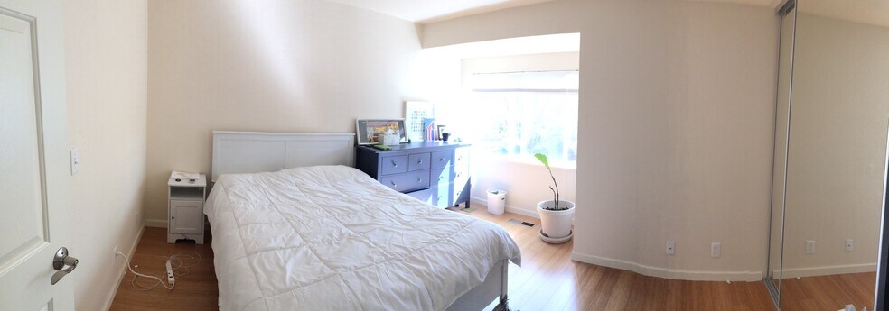 Master bedroom (Photo from prior tenancy, shown for layout) - 137 Temescal Cir