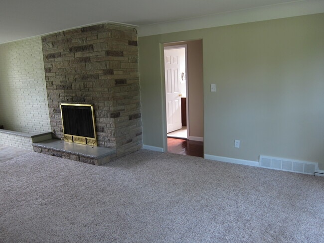 Building Photo - 5083 Mellwood Dr