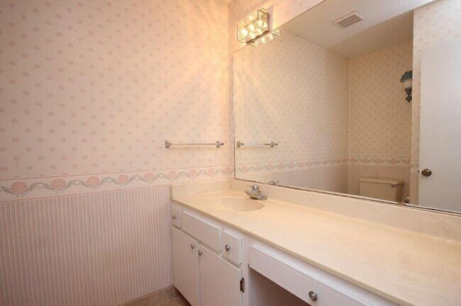 Building Photo - 5 Hidden Cove Cir