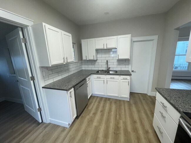 Building Photo - 520 16th St