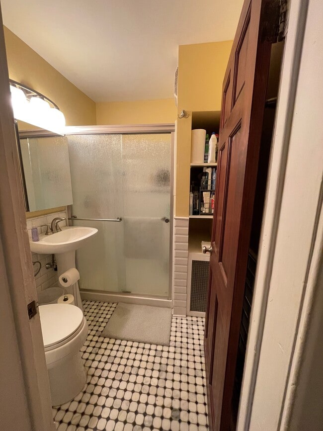 Building Photo - 1078 16th Ave SE