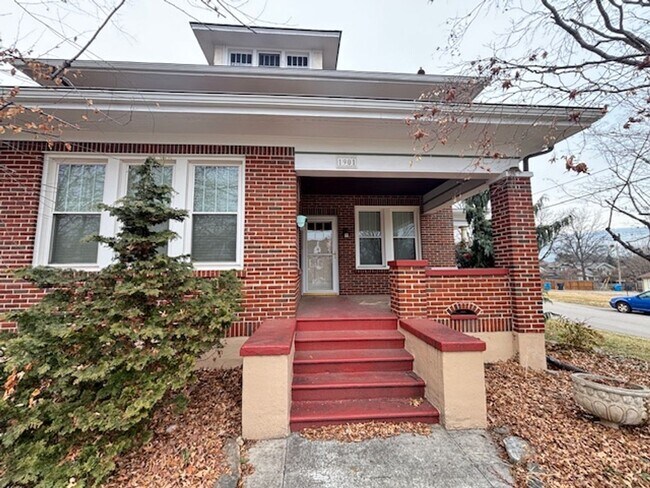 Building Photo - 1901 Avon Rd SW