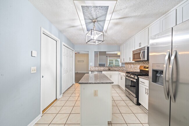 Building Photo - 18178 Holly Green Dr