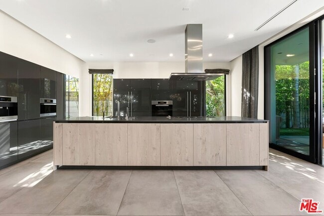 Building Photo - 853 N Kilkea Dr