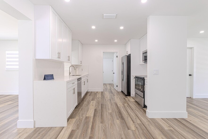 Building Photo - 1717 16th Ct N