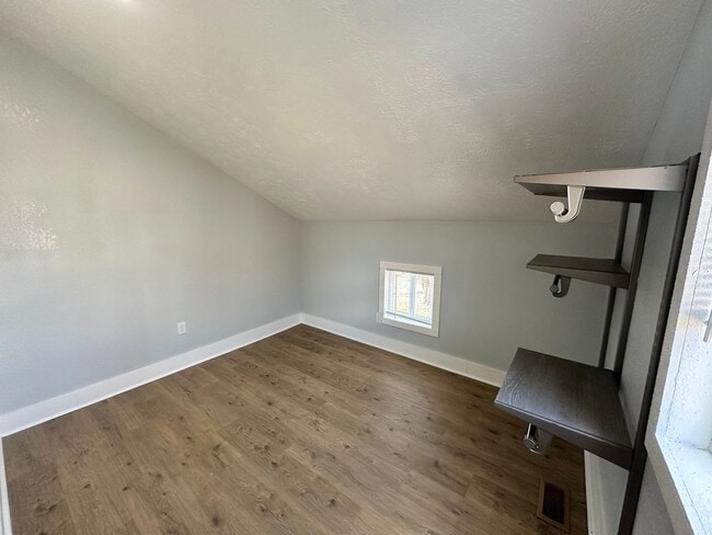 Building Photo - 215 E North - 4 Bedroom/1 Bathroom Home Do...