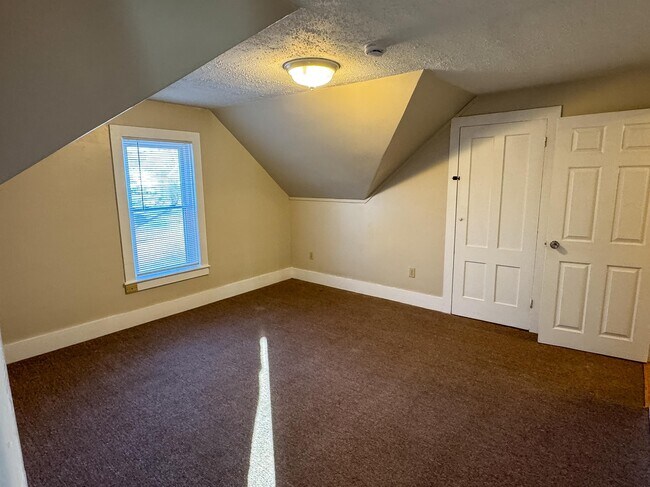 Building Photo - 334 Elm St