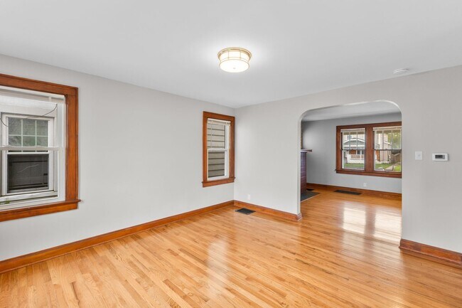 Building Photo - Charming 3-Bed Dutch Colonial with Modern Updates & Massive Yard – Minutes from German Village!