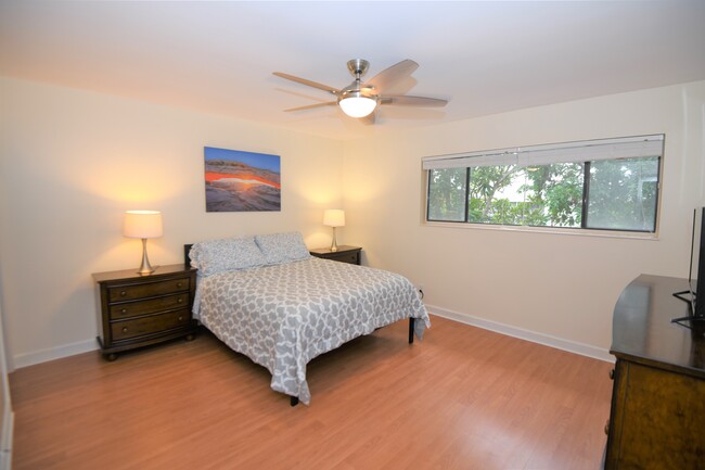 Spacious master bedroom suite - 3071 SE Aster Ln