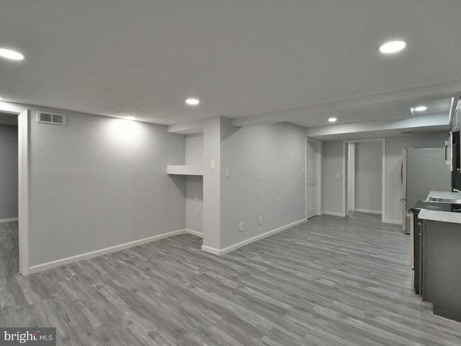 Building Photo - 1203 Kings Heather Dr