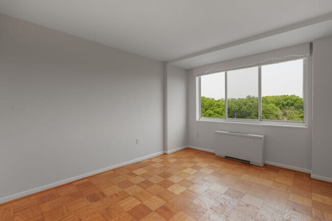 Building Photo - HUGE Apartment Across from Grosvenor Metro...