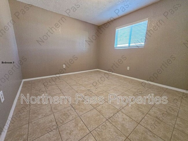 Building Photo - 810 Elm St