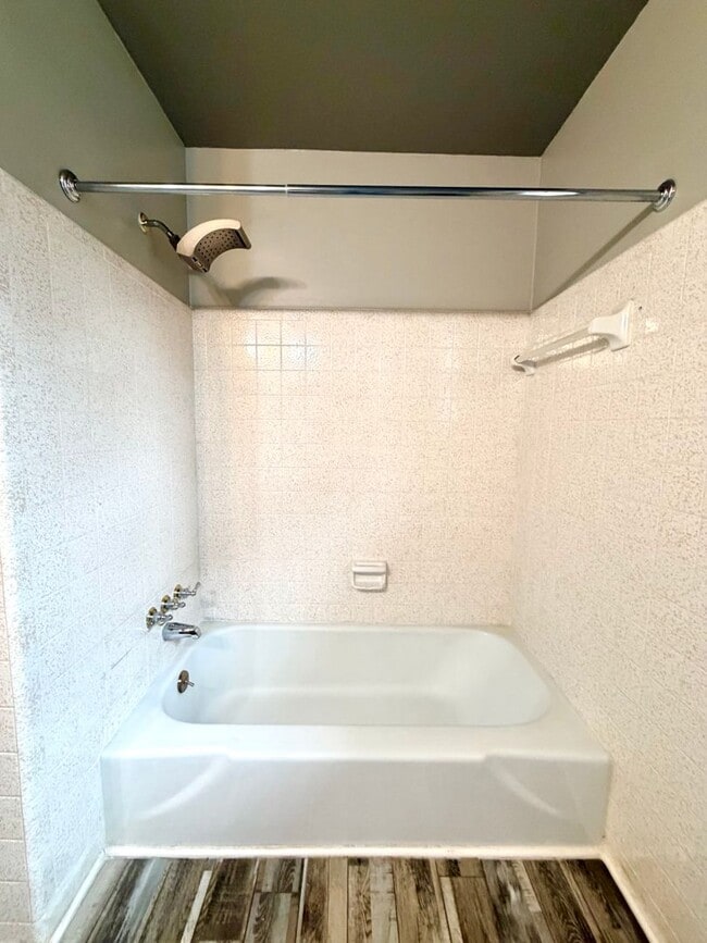 Building Photo - 2811 Thrush Dr