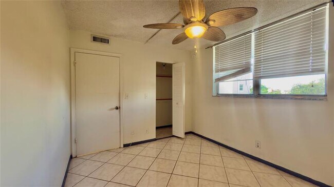 Building Photo - 9340 Lagoon Pl