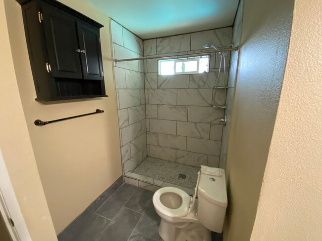 Building Photo - Charming home for rent in Visalia