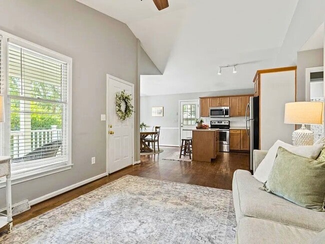 Building Photo - 1032 Summit Dr