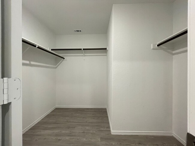 Building Photo - Single Family Home For Rent
