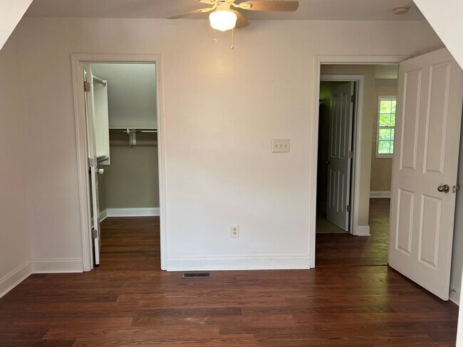 Building Photo - 3 bedroom + loft & 2.5 bedroom  in gated c...