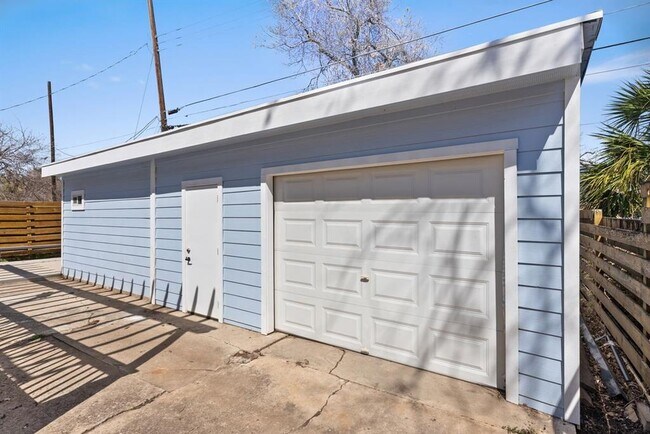 Building Photo - 906 E 43rd St