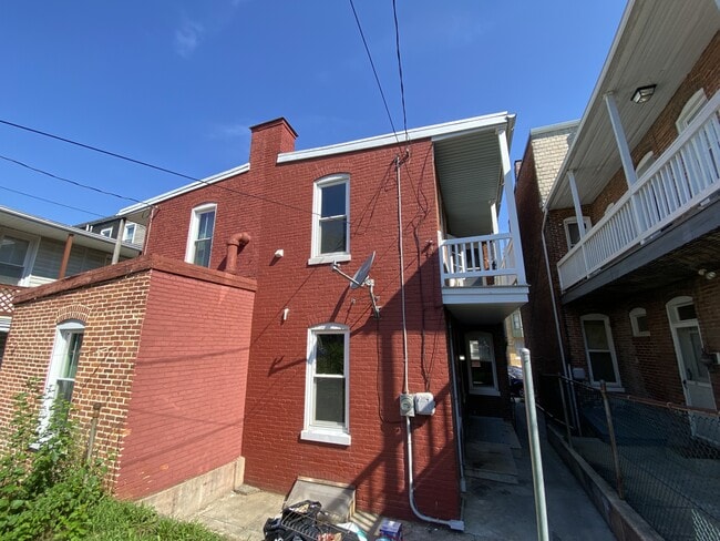 Building Photo - 824 W Princess St