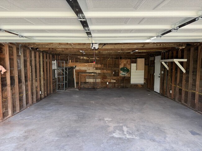 Building Photo - Newley renovated 4 bedroom home!