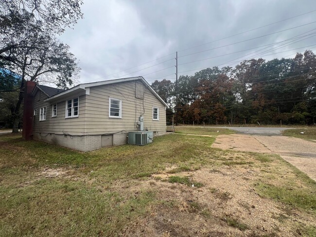 Building Photo - 3 bedroom 1 bathroom single level home