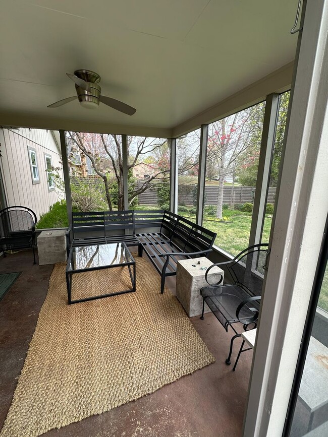 Building Photo - Lovely furnished 3 bedroom 2 bath home in ...
