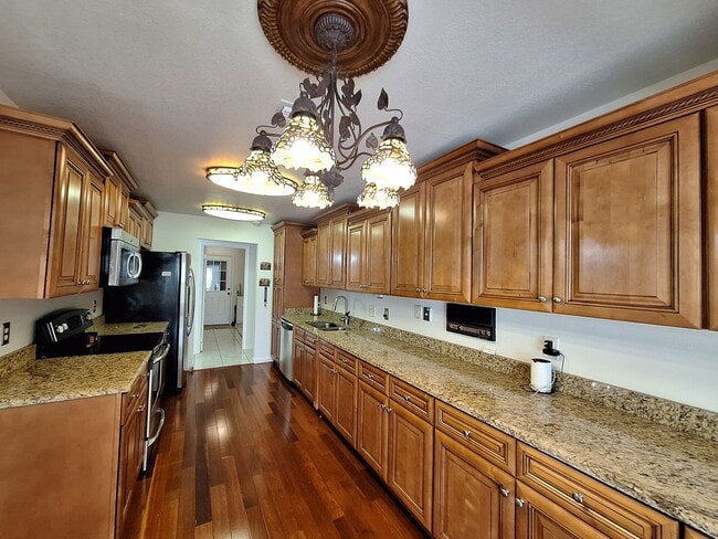 Building Photo - Spacious 4-Bed, 3-Bath Belle Isle Home wit...