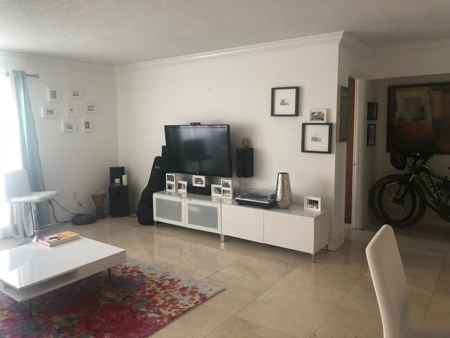 Building Photo - 9971 W Bay Harbor Dr