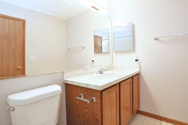 Building Photo - 724 Shady Oaks Ct