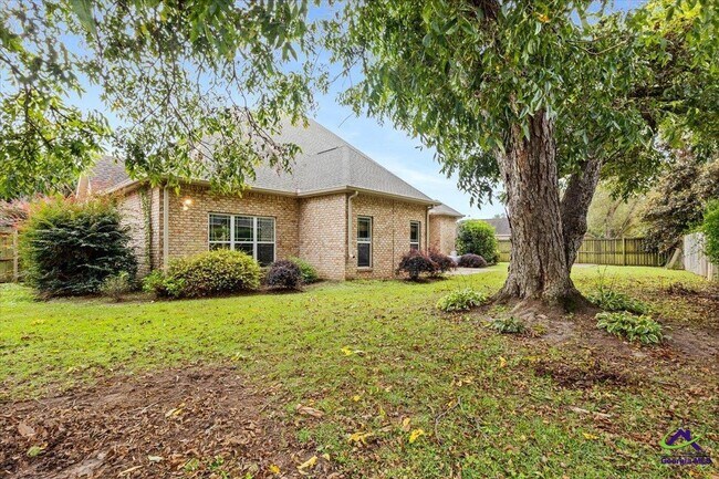 Building Photo - 300 Cheshire Dr