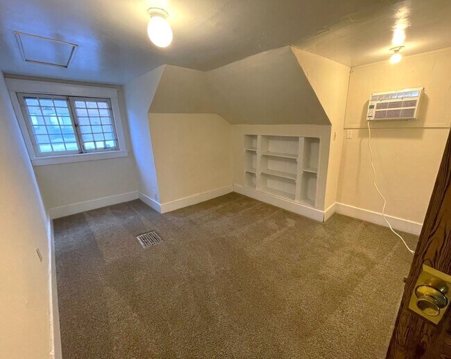 Building Photo - 2 Bedroom Top Level Apartment - ALL UTILIT...
