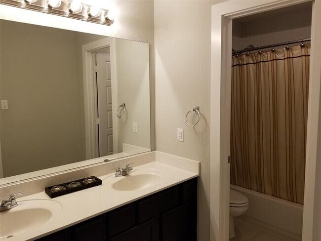 Building Photo - Stunning 5 beds 3 baths in Fort Worth!