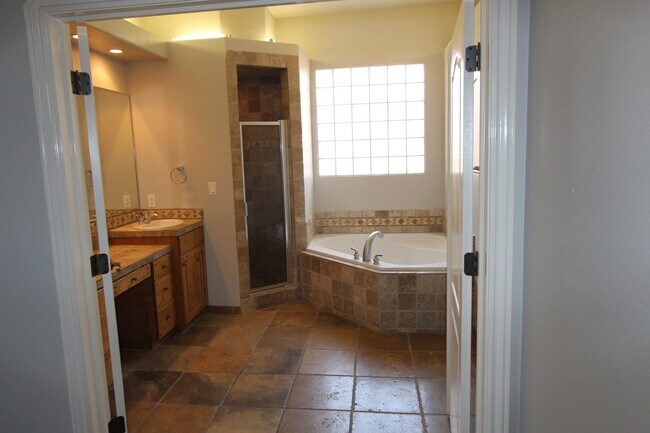 Building Photo - Spacious 3-Bed, 2-Bath Home with Open Floor Plan and Premium Amenities