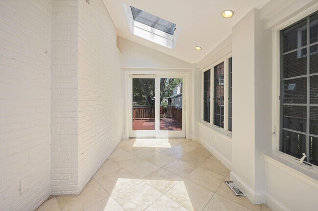 Building Photo - 4505 Alton Pl NW