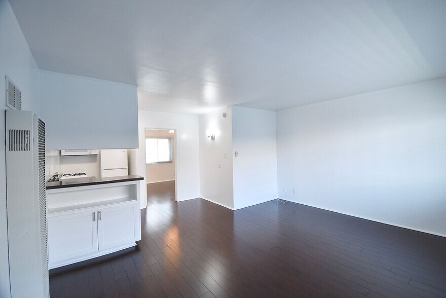 Building Photo - 10645 Valley Spring Ln