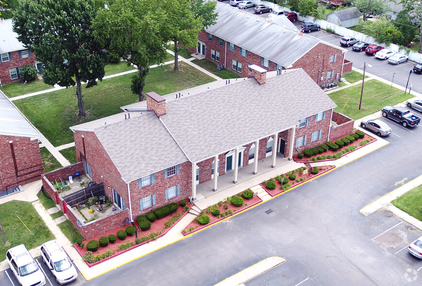 Building Photo - The Life at White Pines