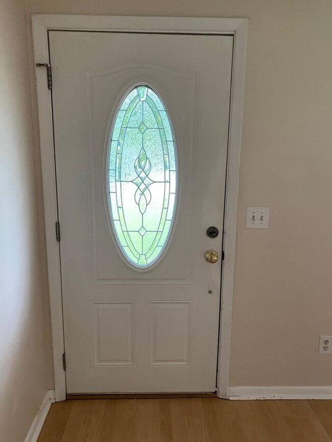 Building Photo - 4Br, 2.5 baths, large kitchen, large bedro...
