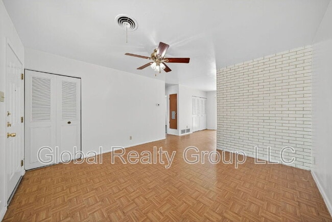 Building Photo - 121 Rosewood Dr